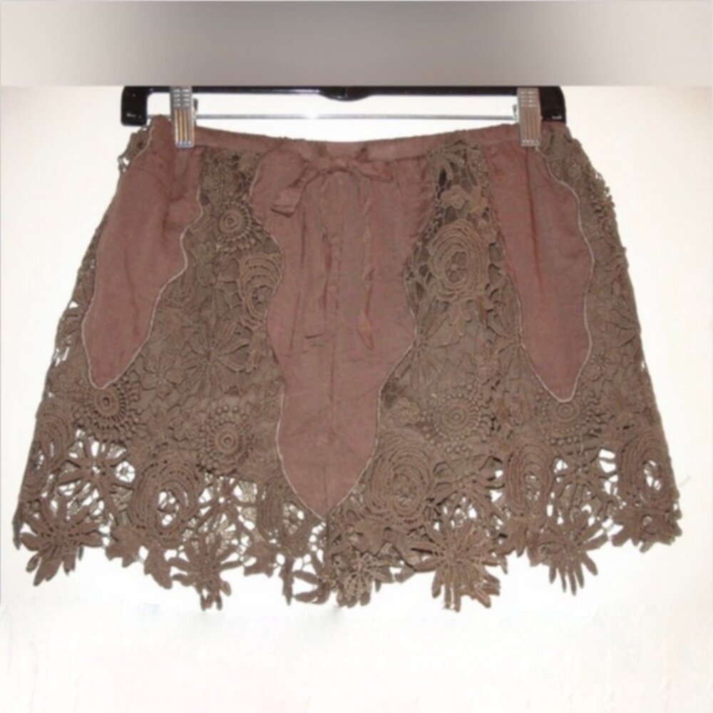 NWOT Alythea Floral Lace Casual Shorts